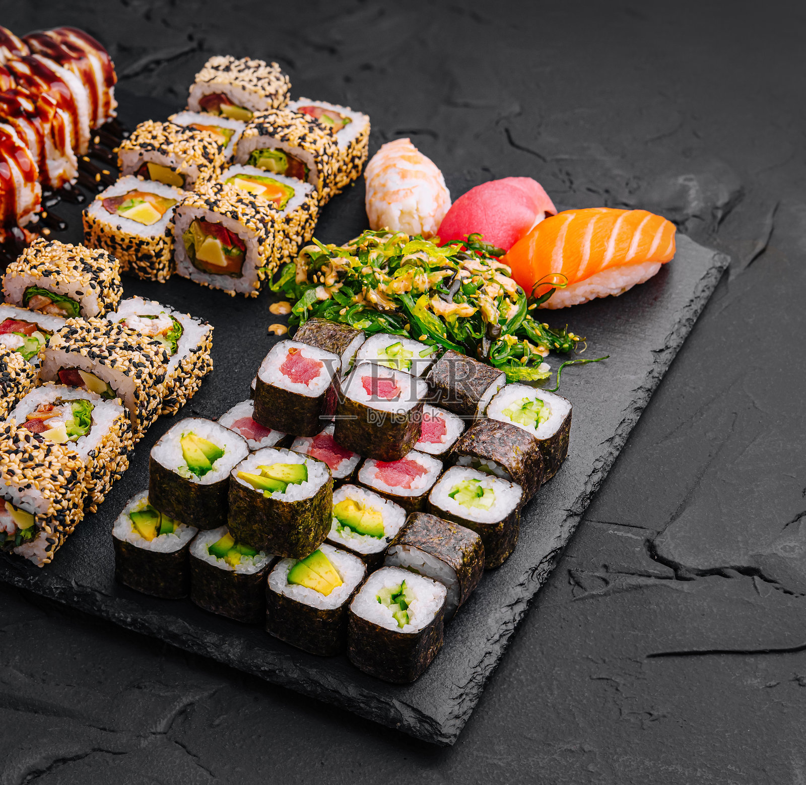 寿司设置在黑色的石头背景照片摄影图片