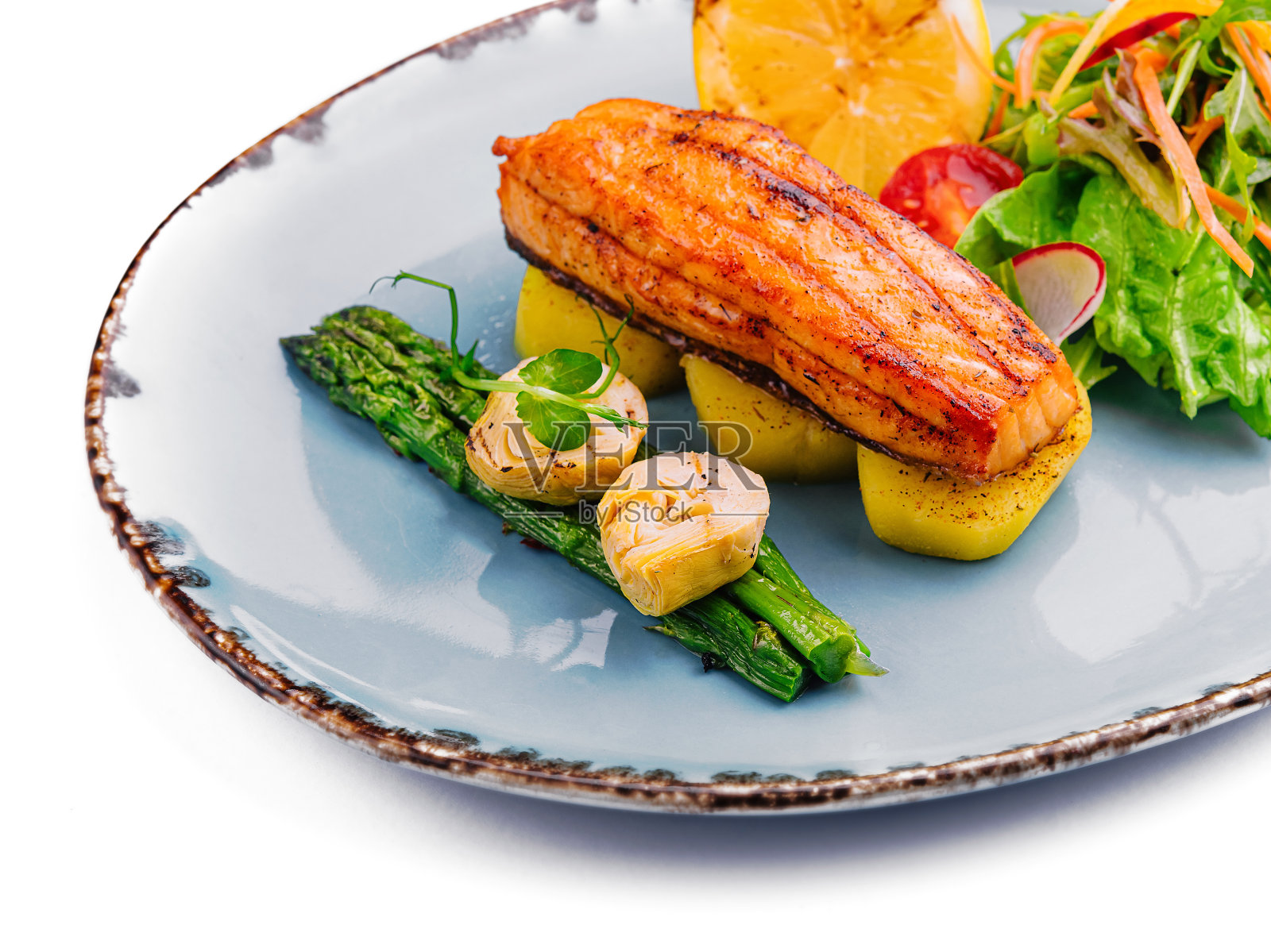 三文鱼配芦笋和洋蓟，单独放在白色照片摄影图片