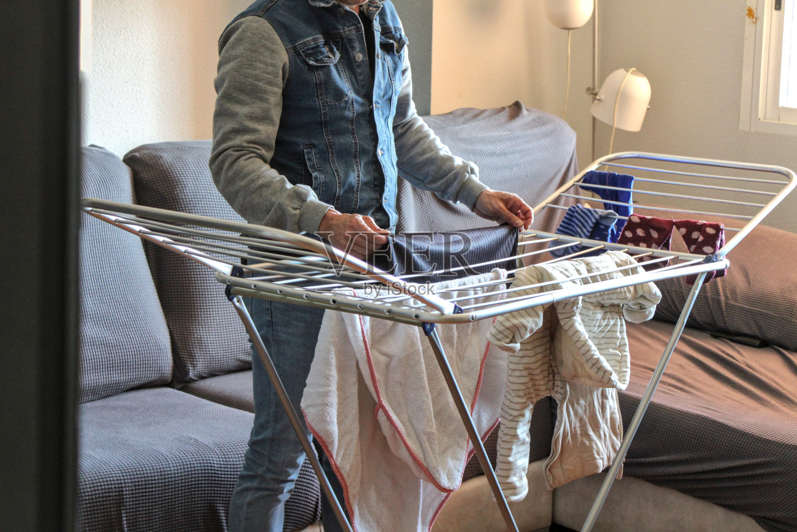 一个白人男子在屋子里晾衣服照片摄影图片