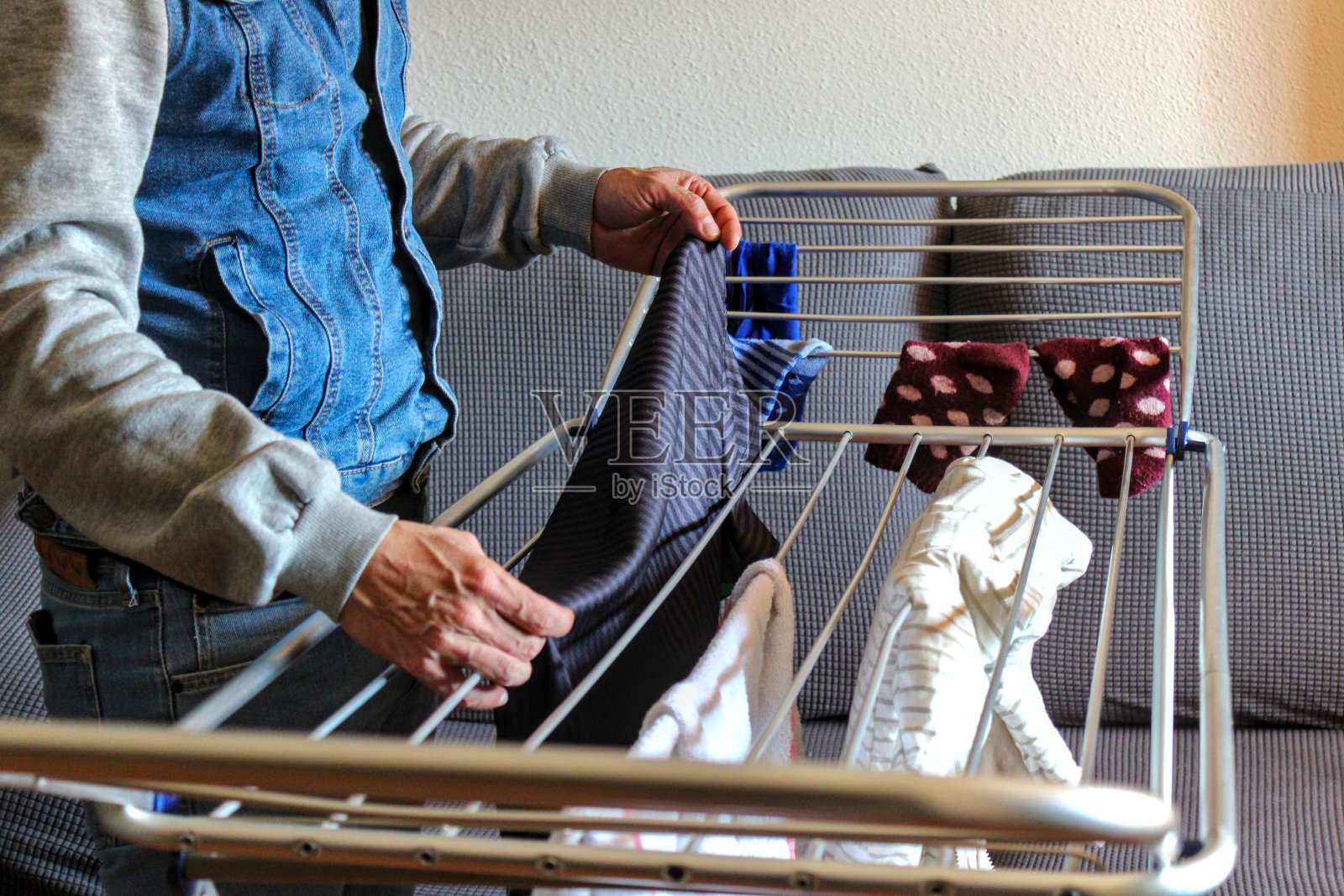 一个白人男子在屋子里晾衣服照片摄影图片