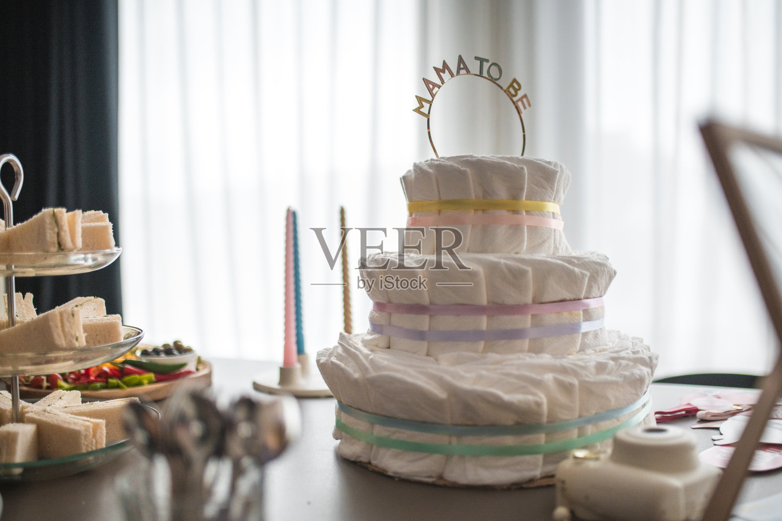 粉彩主题的婴儿淋浴装饰与尿布蛋糕中心照片摄影图片