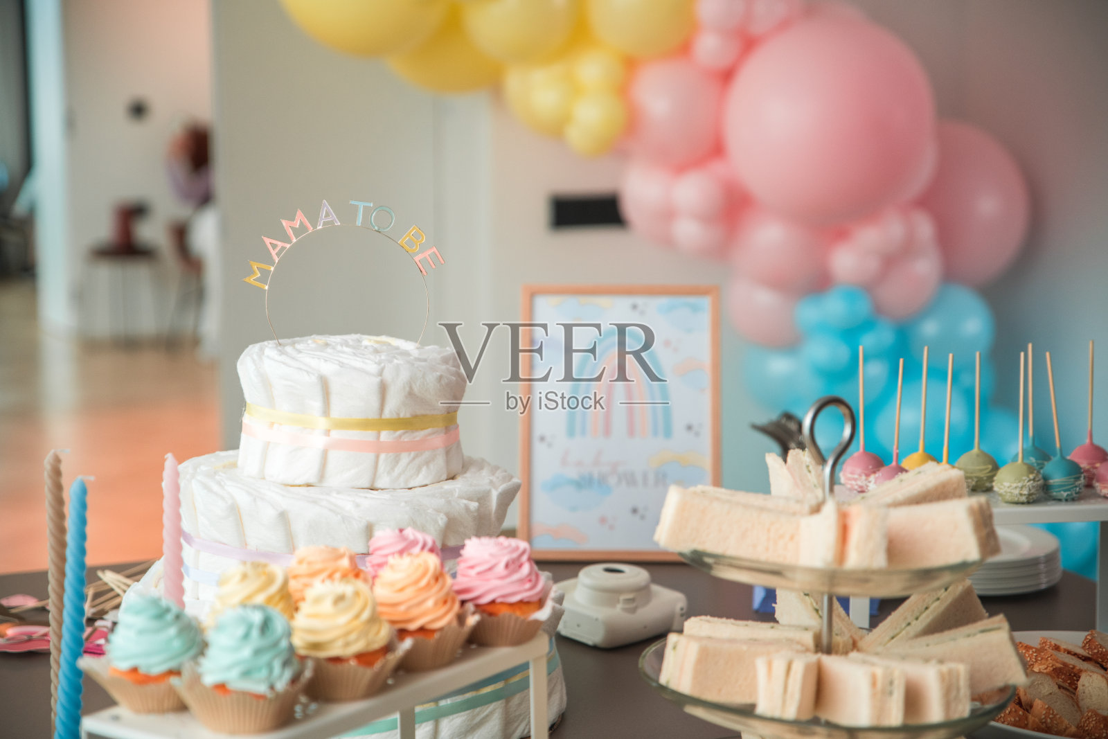 粉彩主题的婴儿淋浴装饰与尿布蛋糕中心照片摄影图片