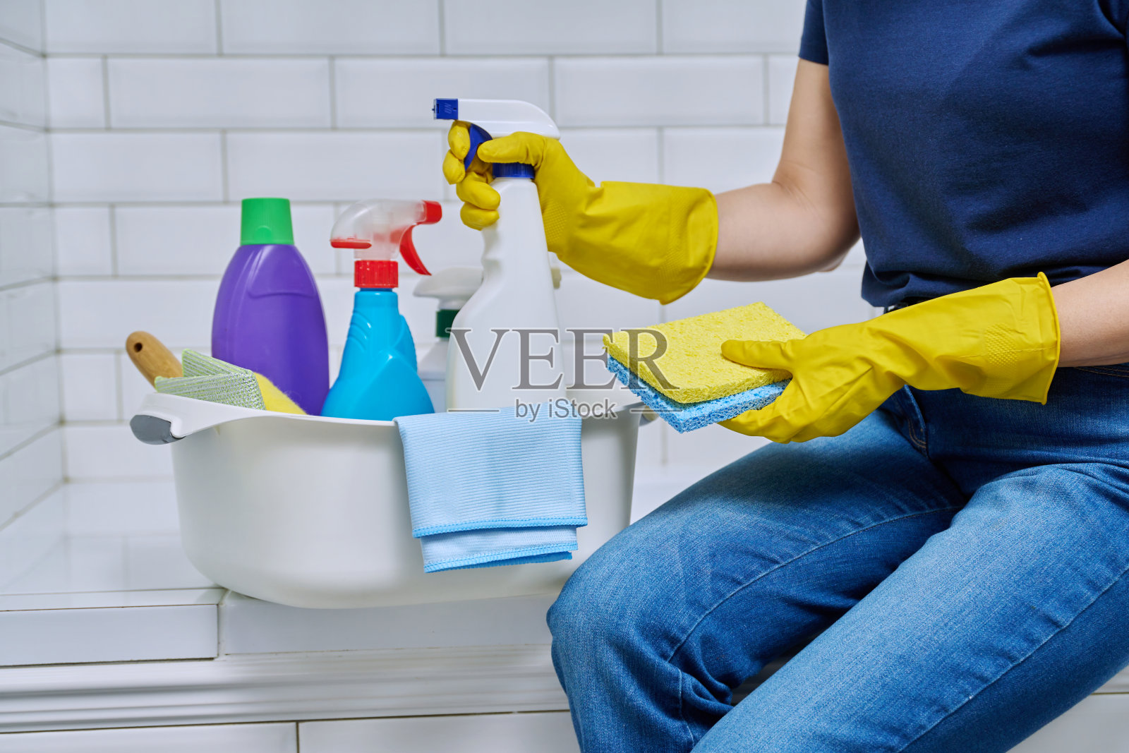 房屋清洁概念，盆用清洁产品和手戴手套照片摄影图片