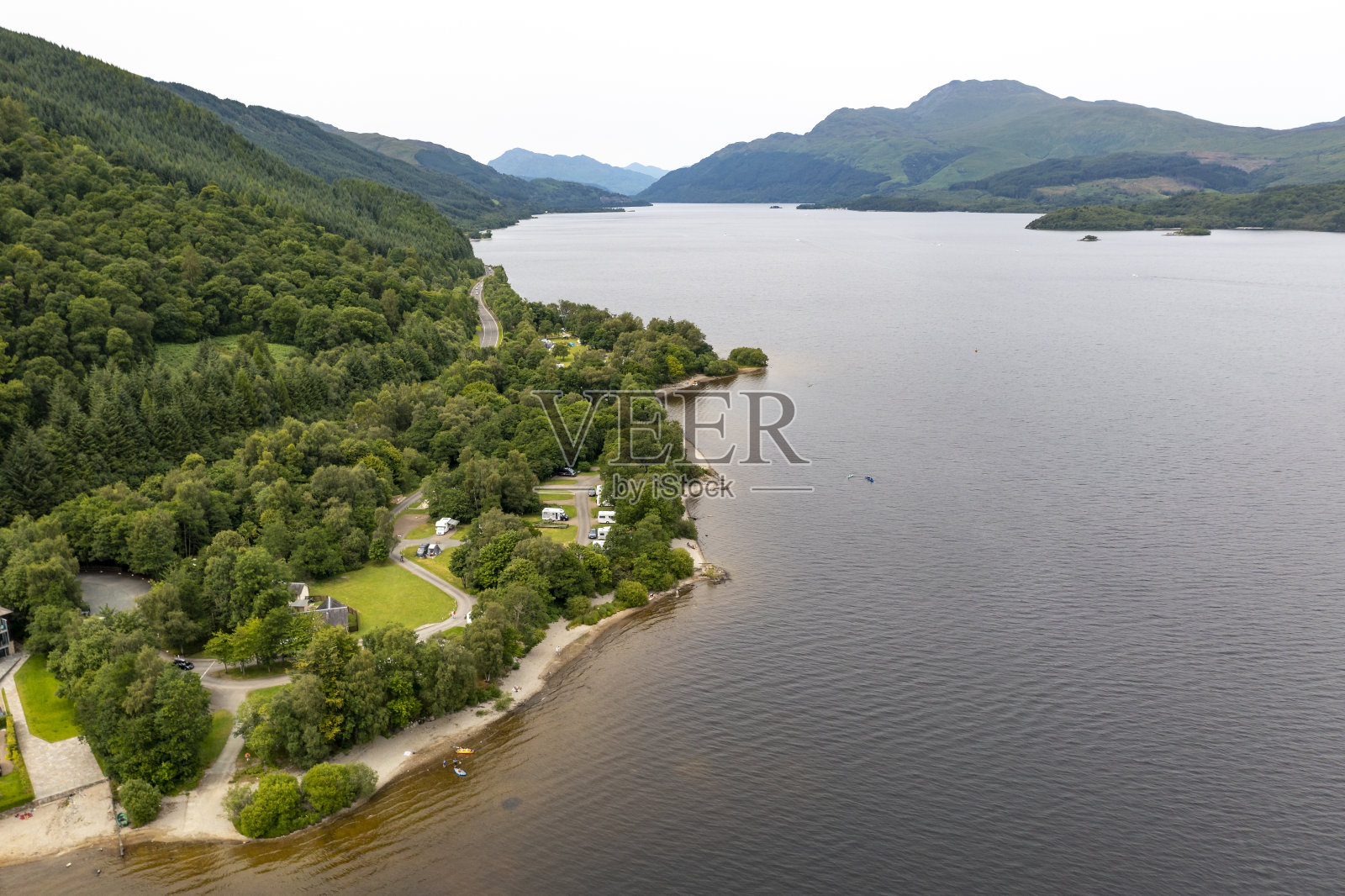 洛曼湖上的鲁斯村鸟瞰图照片摄影图片