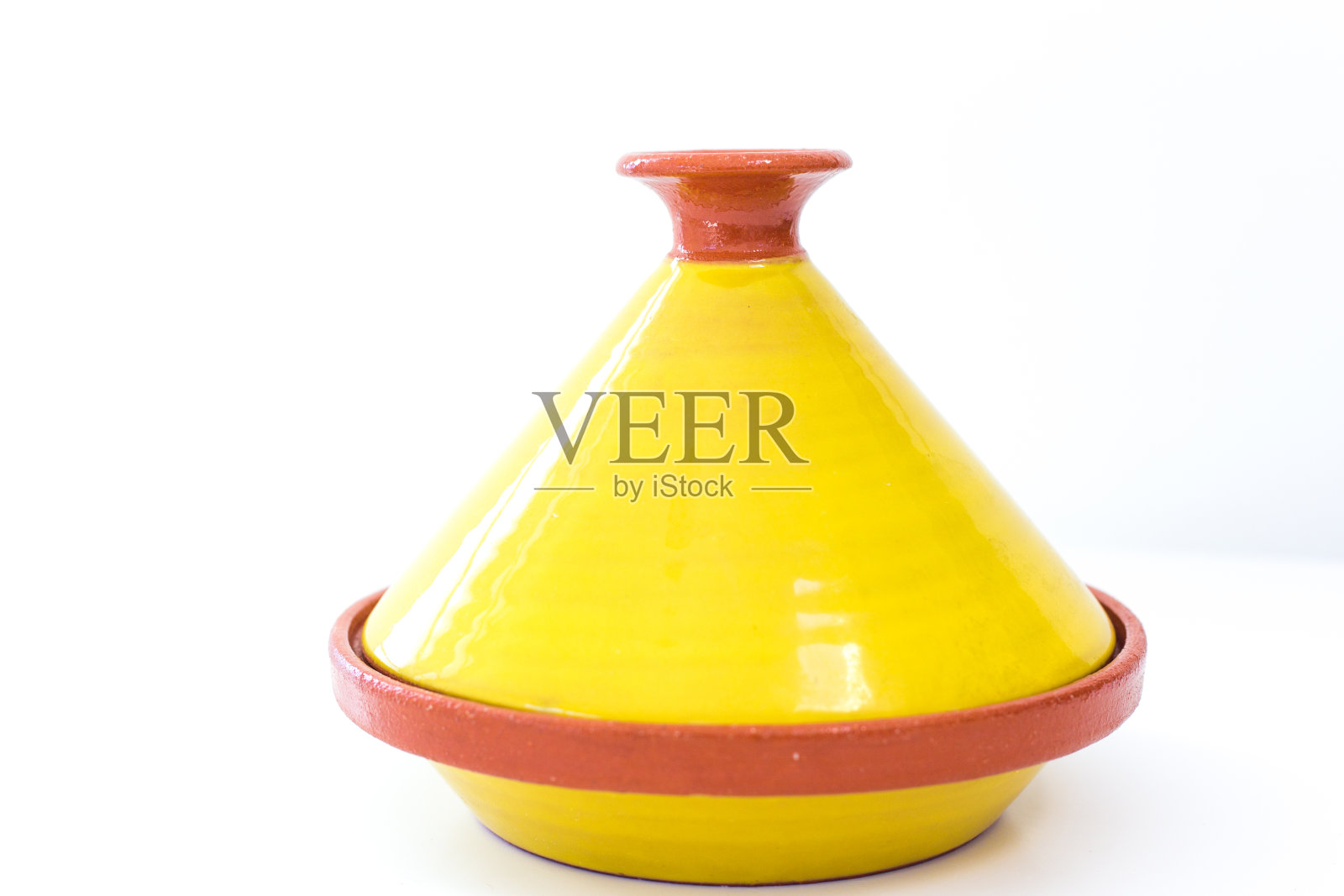 黄色摩洛哥塔吉纳，白色背景照片摄影图片