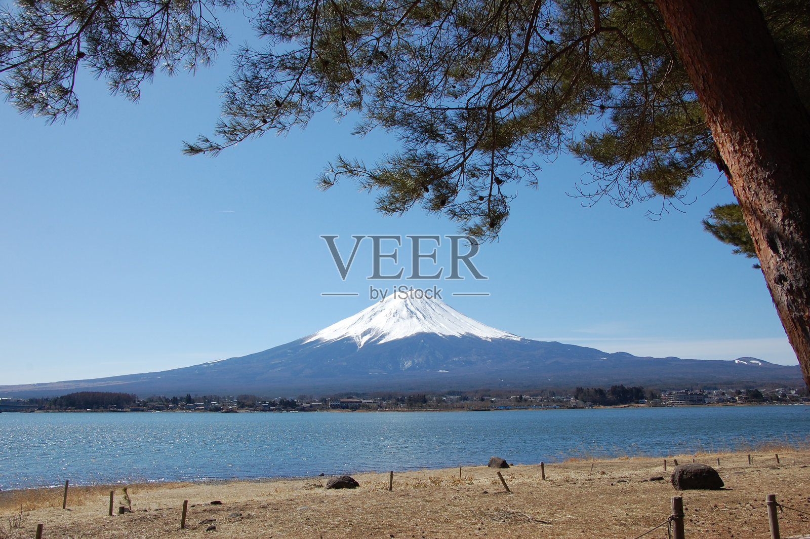 富士山在山梨县的不同地点照片摄影图片