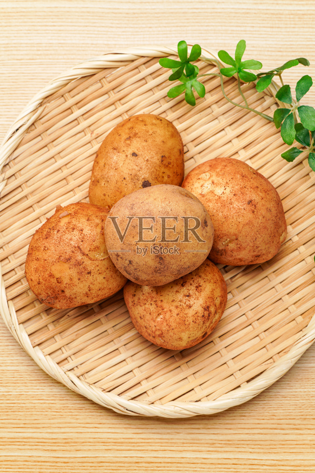 木桌上未削皮的生土豆照片摄影图片