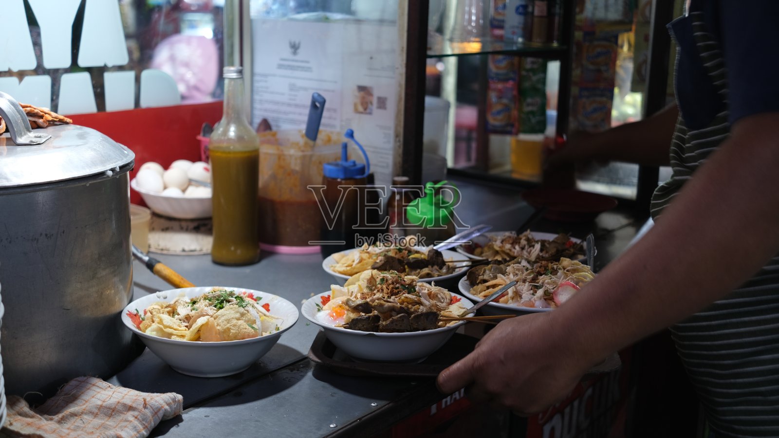 街边小贩鸡粥是一种夜间街头小吃。照片摄影图片