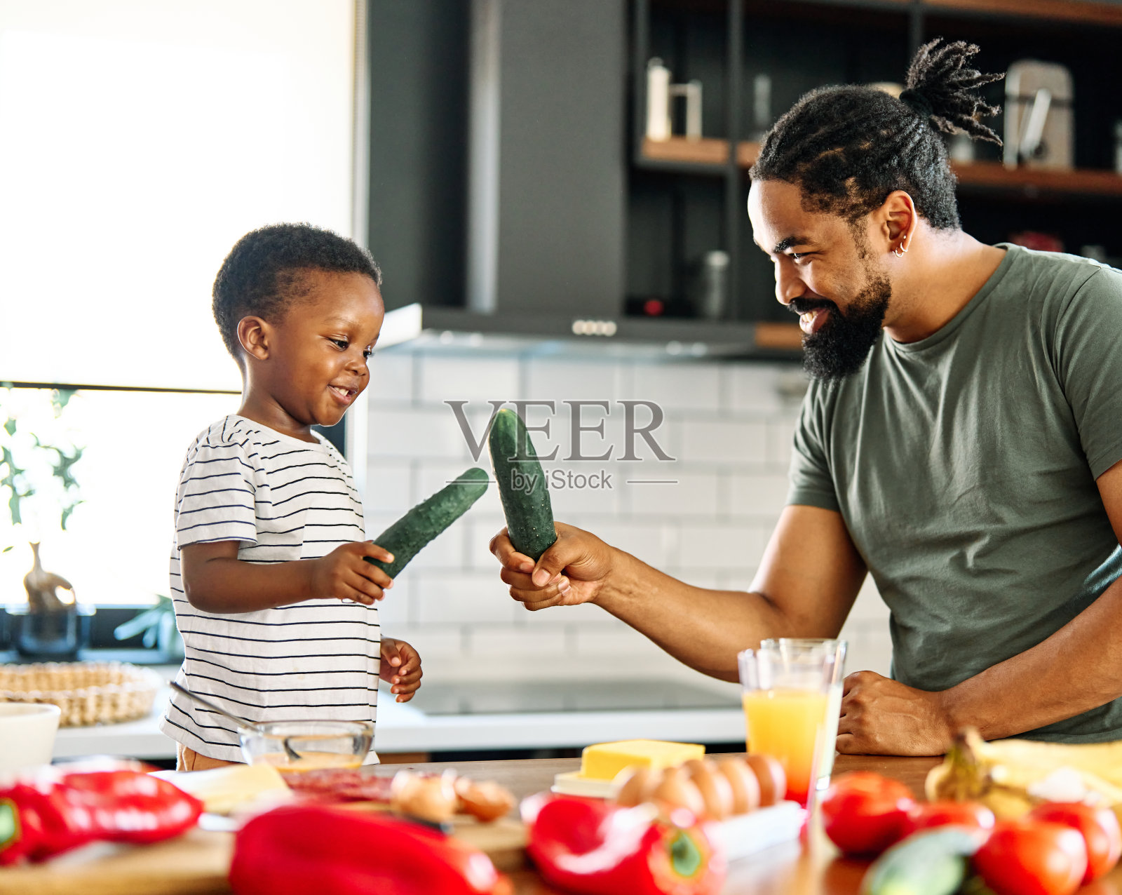 孩子家庭厨房食物男孩儿子父亲早餐快乐在一起有趣的早晨结合健康饮食吃家黑人非裔美国人男人快乐的孩子游戏童年可爱的父母准备照片摄影图片