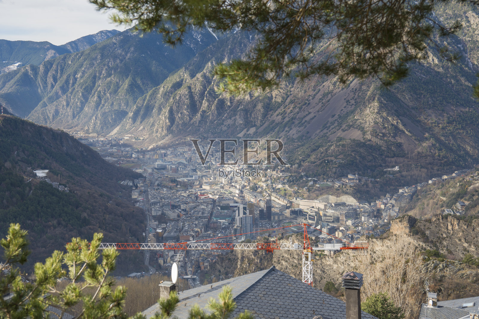 安道尔。从安道尔别墅俯瞰，比利牛斯山脉全景尽收眼底。照片摄影图片