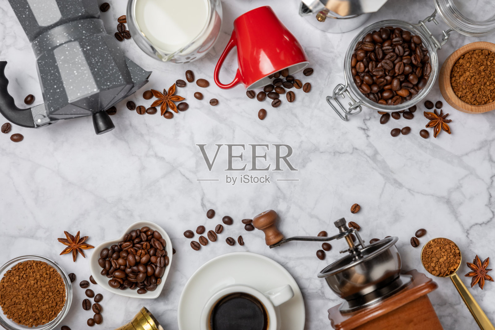 制作咖啡的原料。摩卡壶，土耳其咖啡壶(cezve)，咖啡研磨机与咖啡豆，牛奶，糖和香料在一个白色的背景。饮品配制概念。平的。副本的空间。照片摄影图片