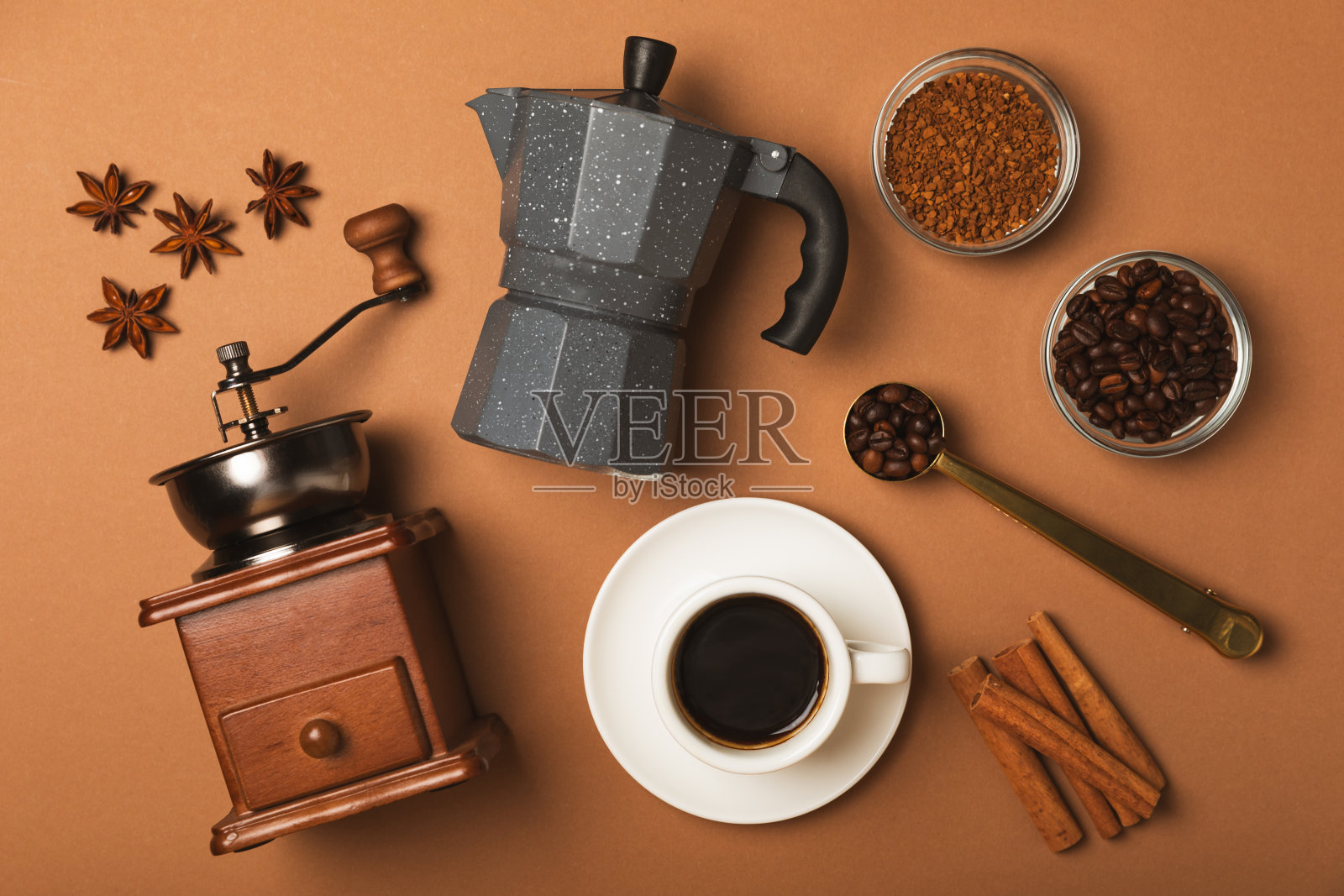 制作咖啡的原料。摩卡壶，土耳其咖啡壶(cezve)，咖啡研磨机与咖啡豆，牛奶，糖和香料在一个白色的背景。饮品配制概念。平的。副本的空间。照片摄影图片
