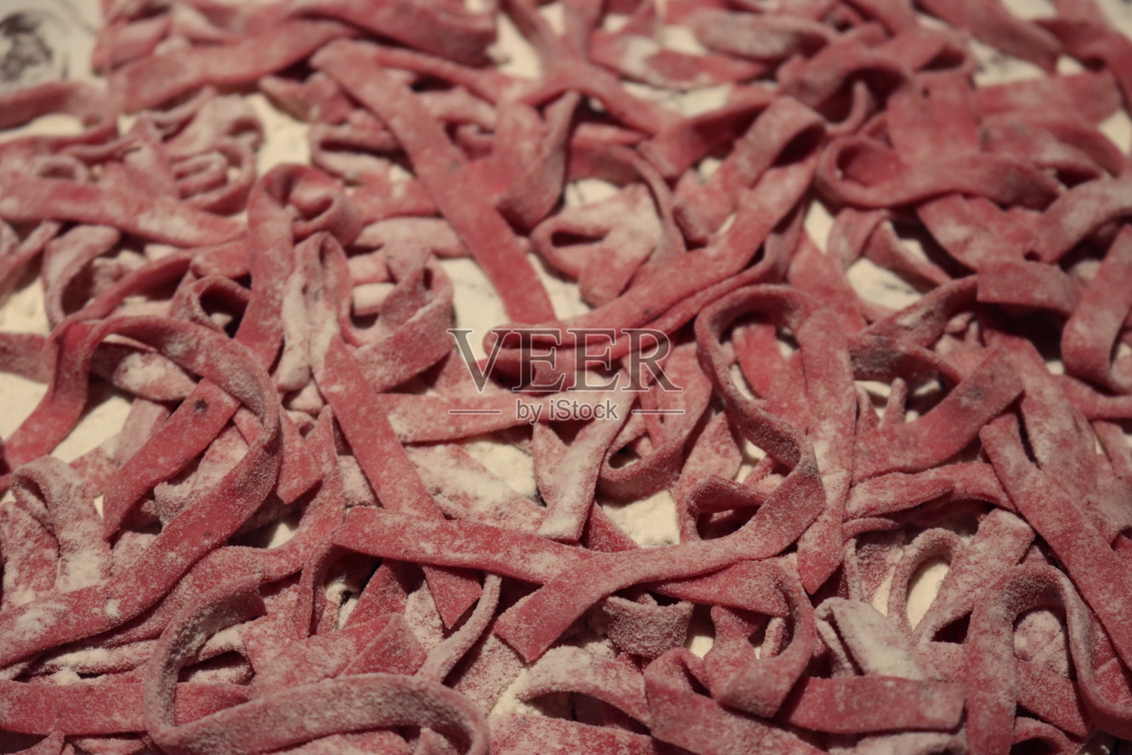 意大利粉甜菜根意大利面特写。生意大利面食照片摄影图片