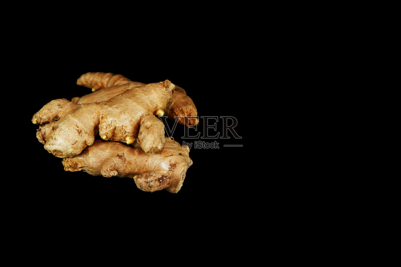 黑色背景上的生姜根特写照片摄影图片