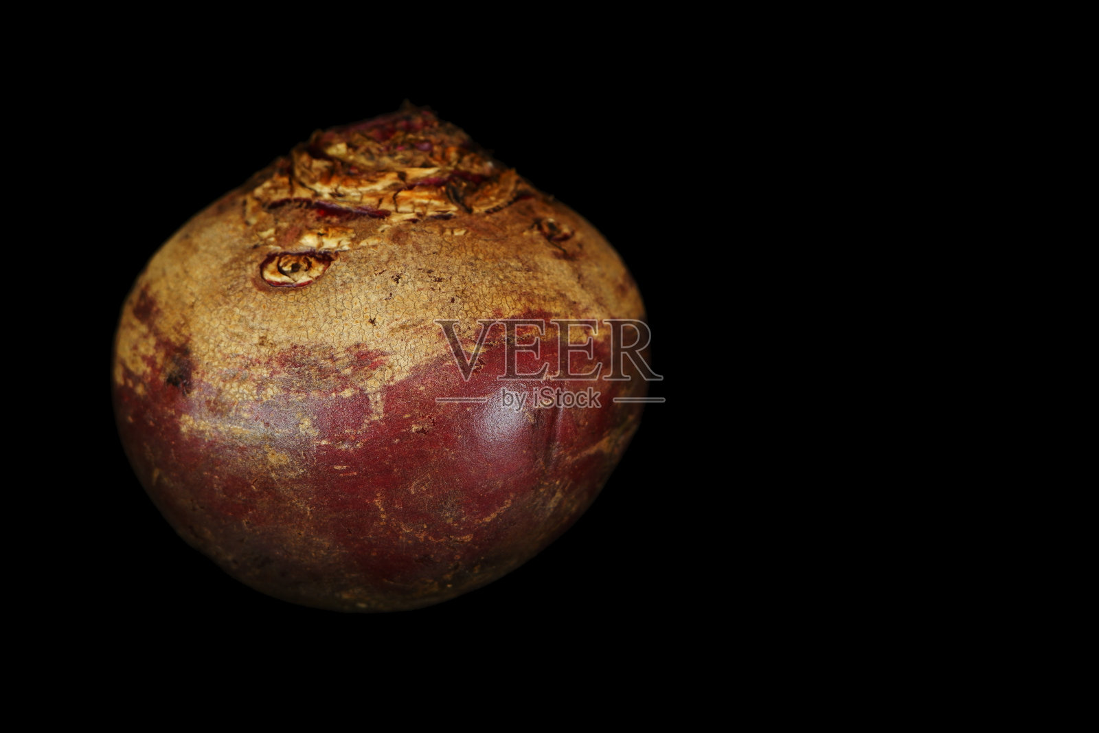 黑色背景下的甜菜根照片摄影图片