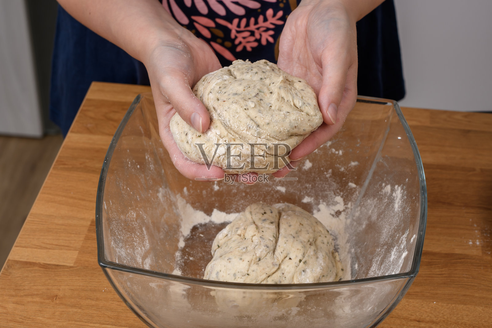 用全麦面粉手工揉制的皮塔饼面团照片摄影图片