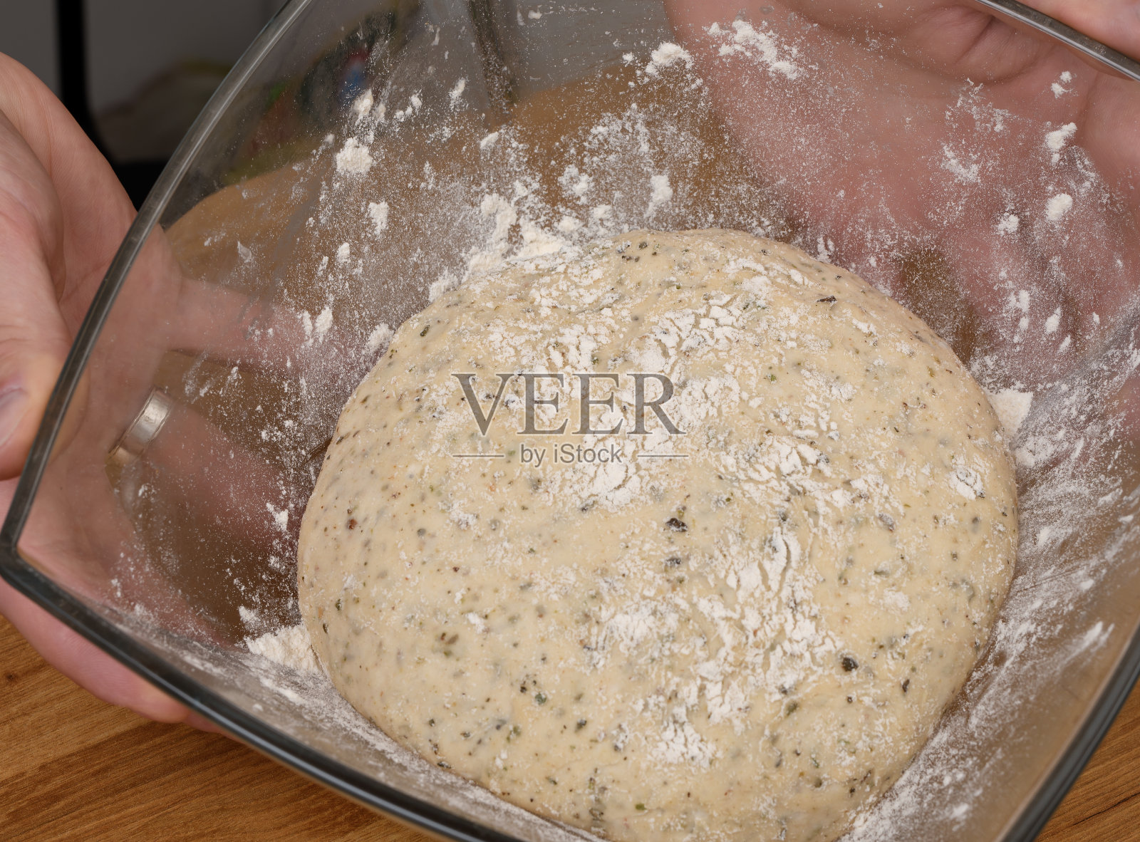 在玻璃碗里揉面团照片摄影图片