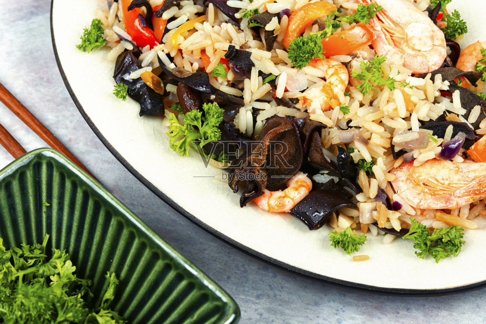 辣虾炒饭。照片摄影图片