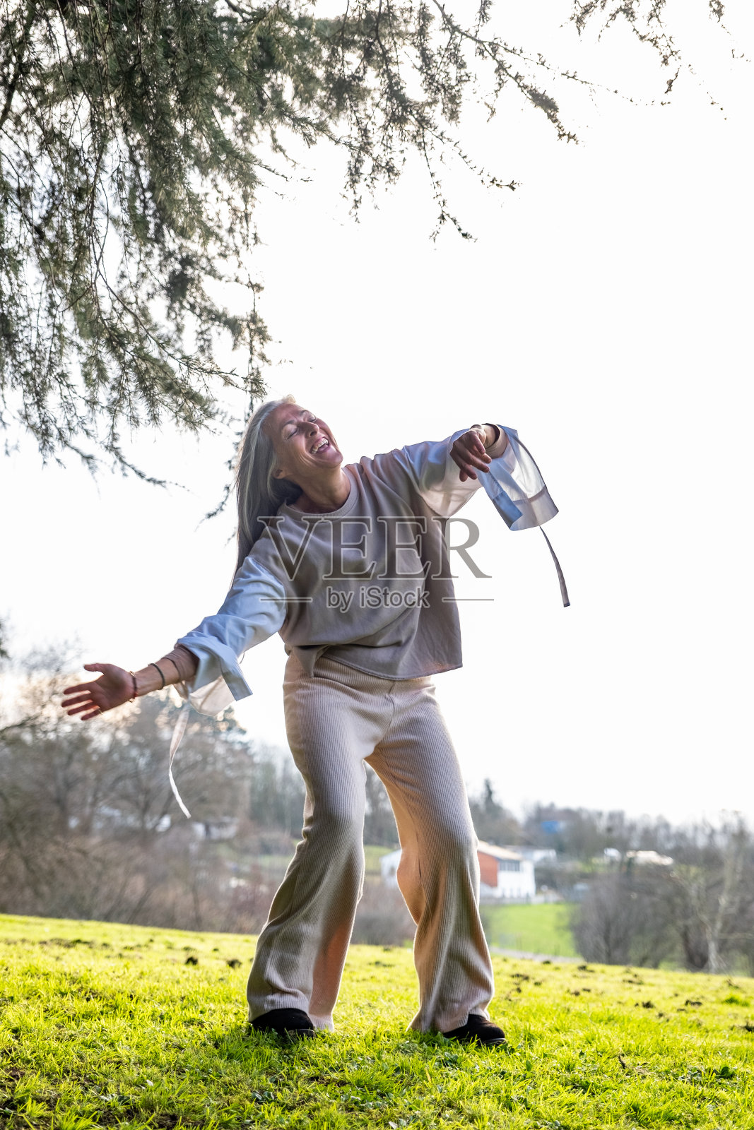 一位正在练习神经舞蹈的中年妇女。照片摄影图片