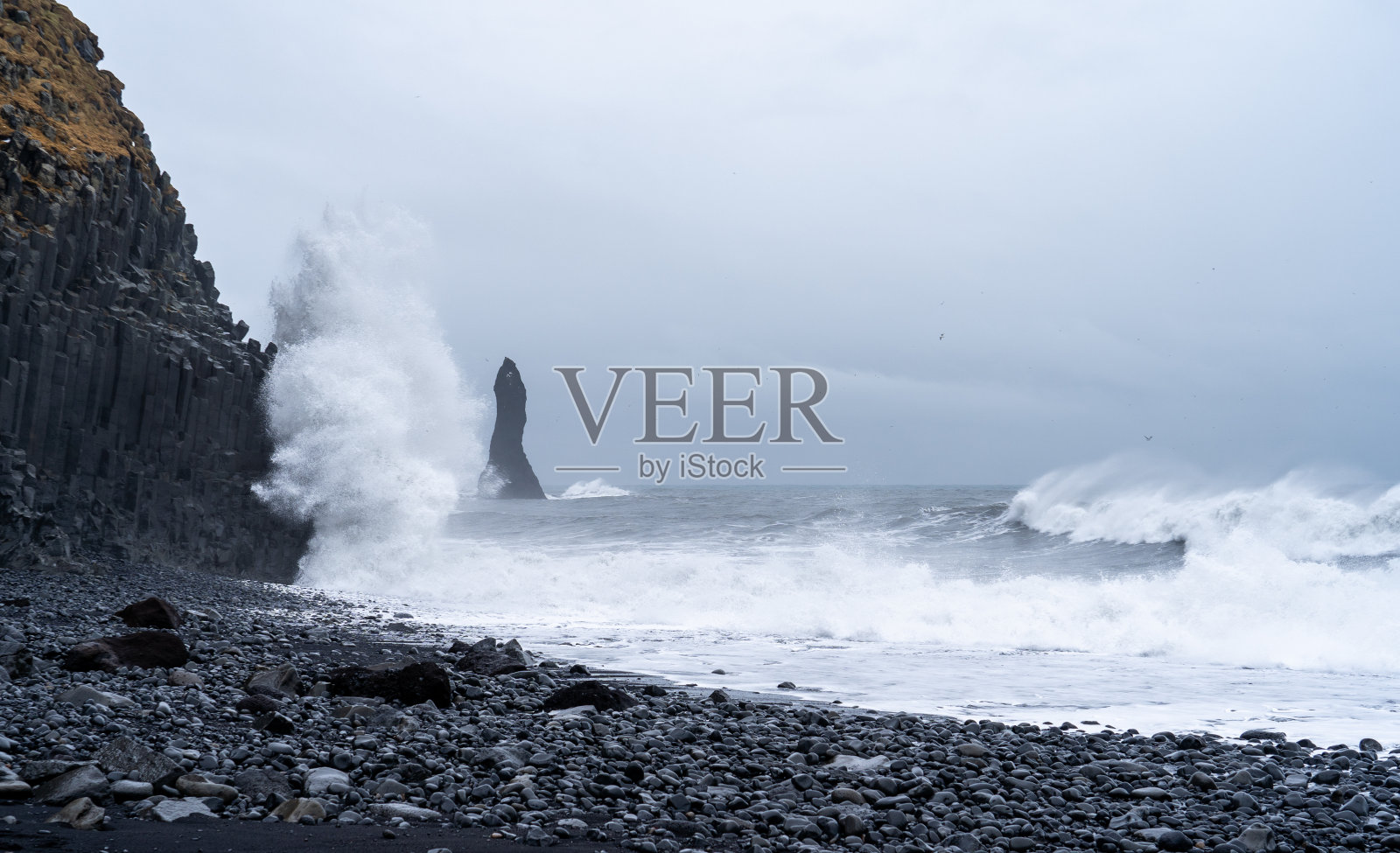 暴风雨冬日里的雷尼斯加拉海滩照片摄影图片