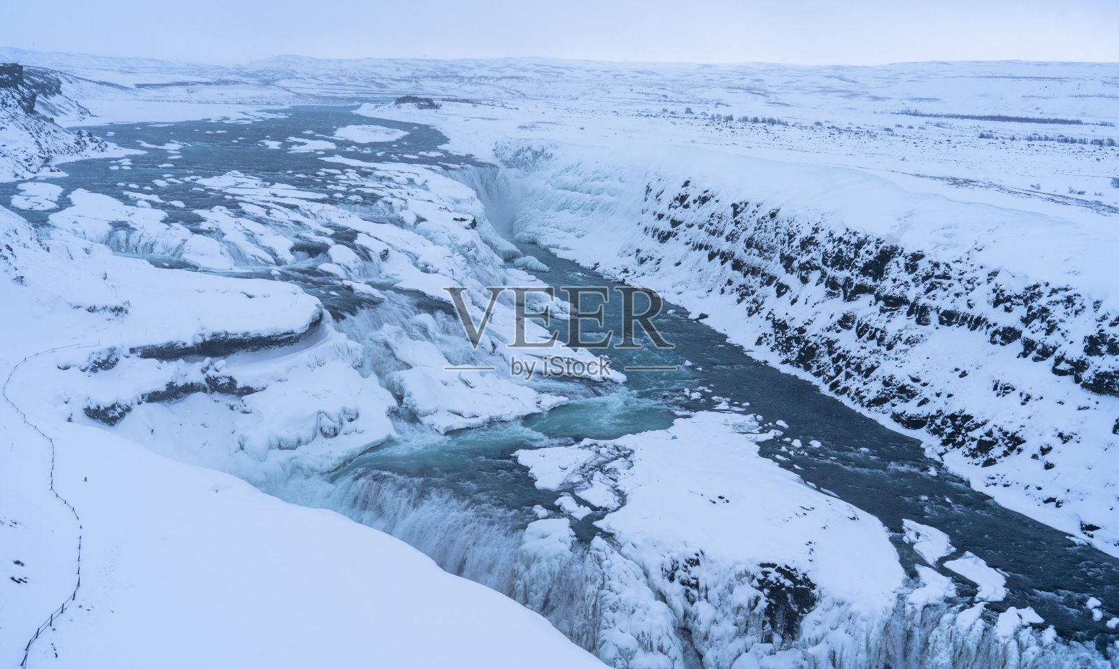从上面俯瞰冬天的海湾瀑布照片摄影图片