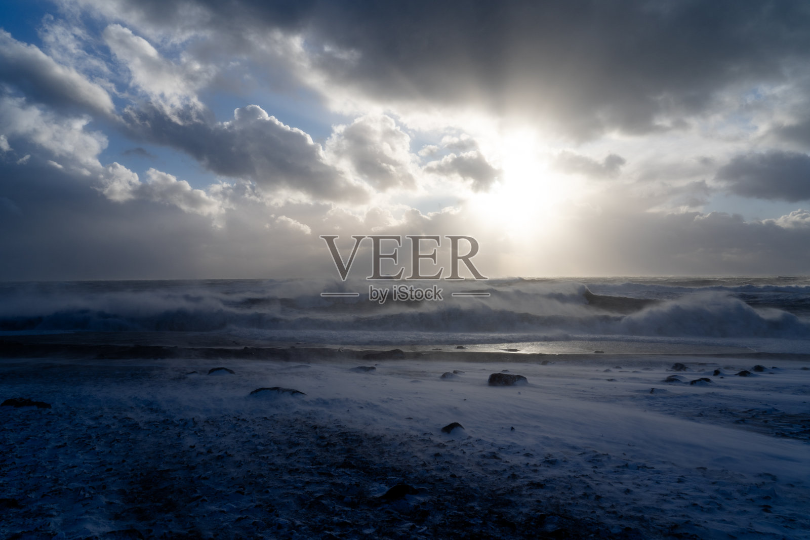 雷尼斯菲加拉海滩上的暴风雪冬日波涛汹涌照片摄影图片