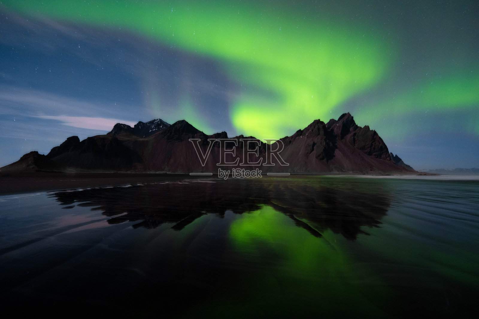 冰岛的北极光。照片摄影图片