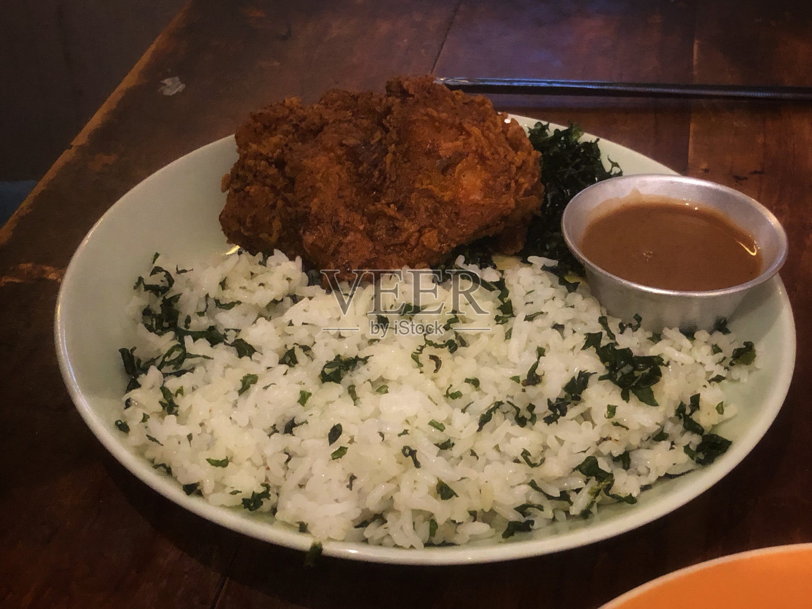 米饭和麻辣炸鸡照片摄影图片