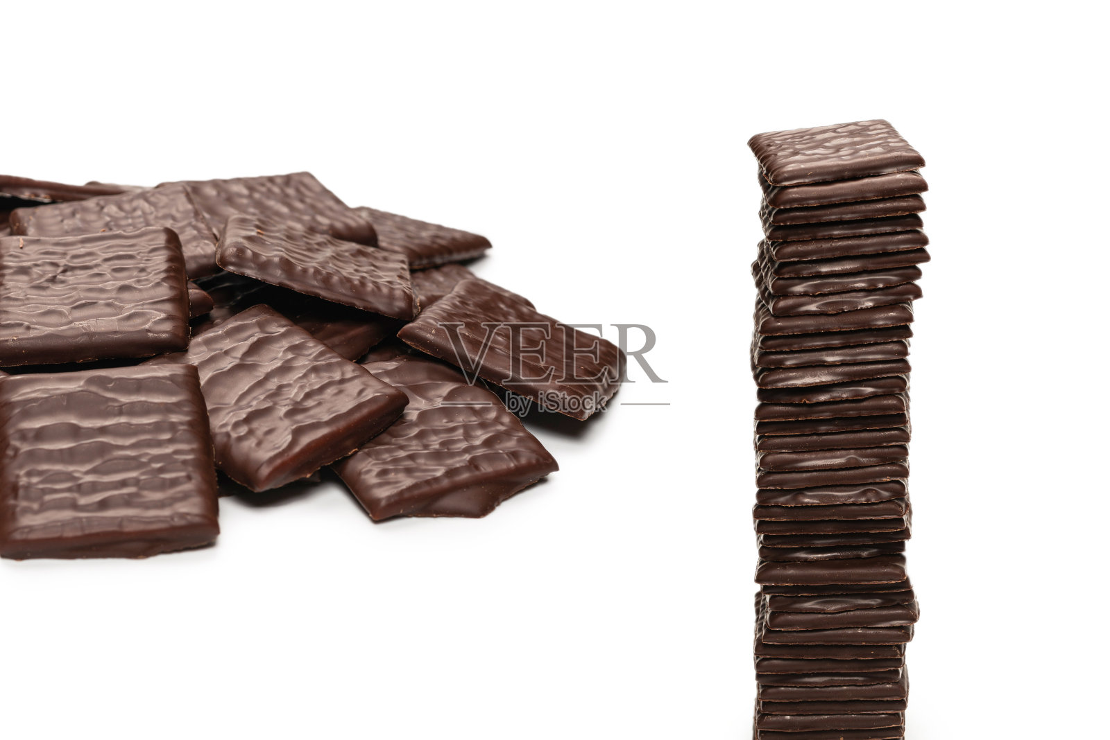 黑巧克力糖被隔离在白色的背景上。照片摄影图片
