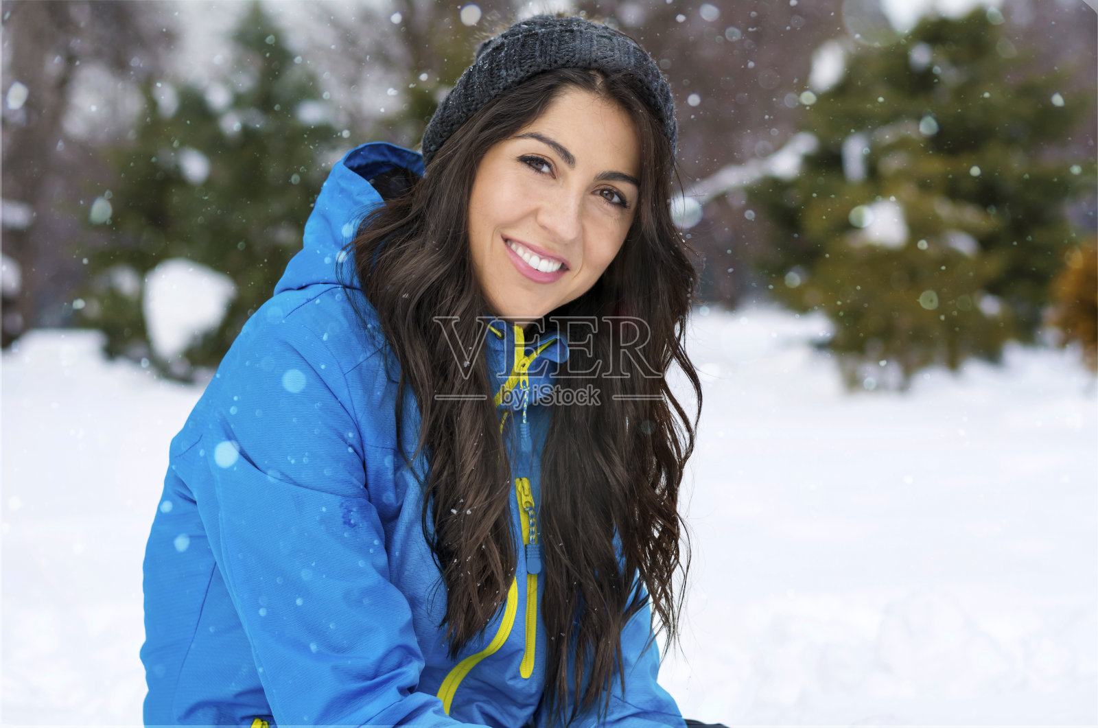 美丽的年轻女子在冬天玩雪照片摄影图片