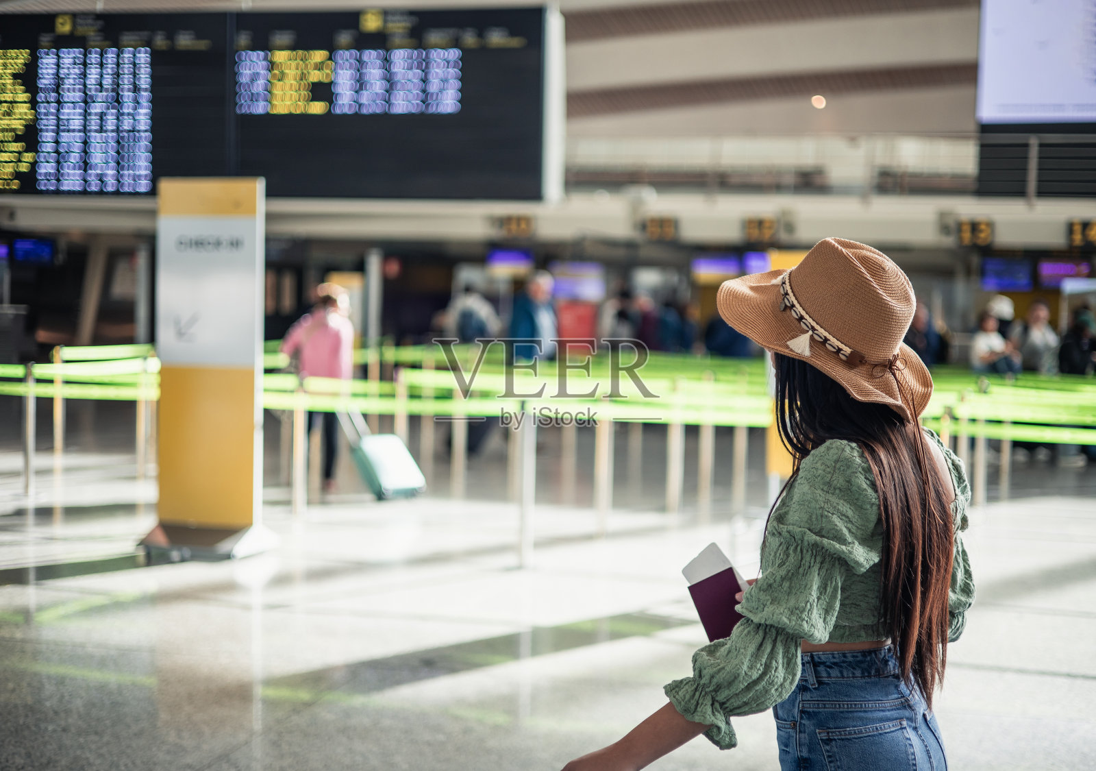 拉丁女孩提着行李朝检票口走去照片摄影图片
