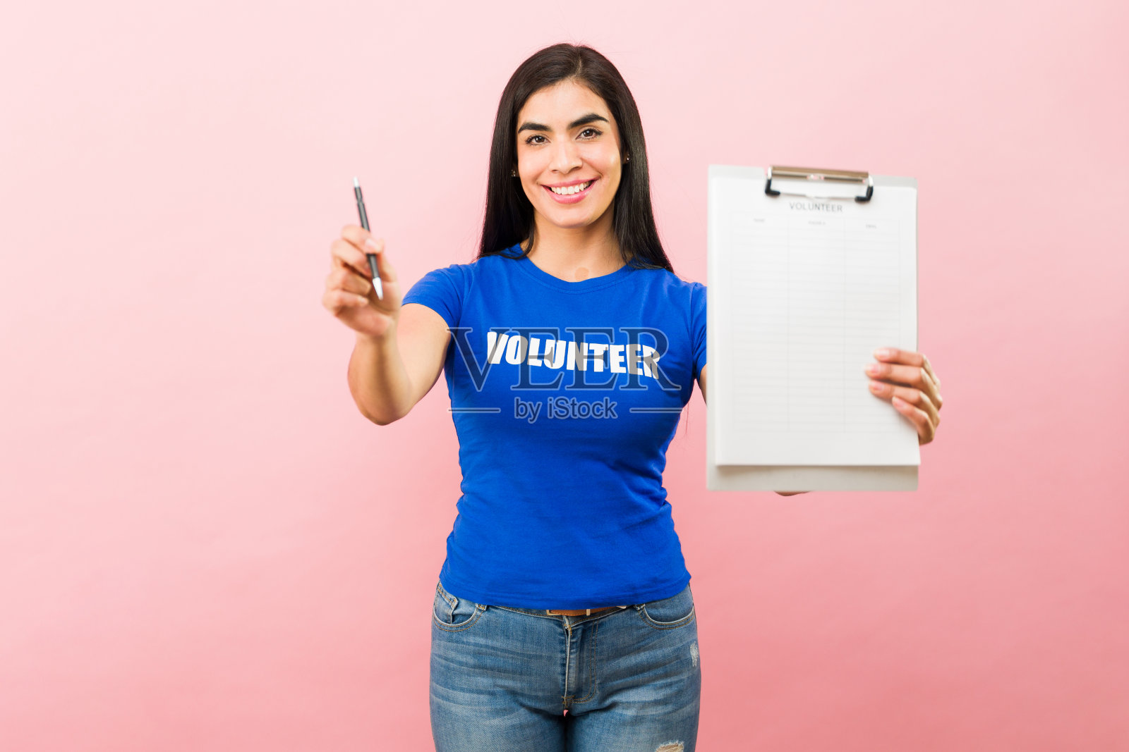 西班牙裔妇女在做志愿社会工作照片摄影图片