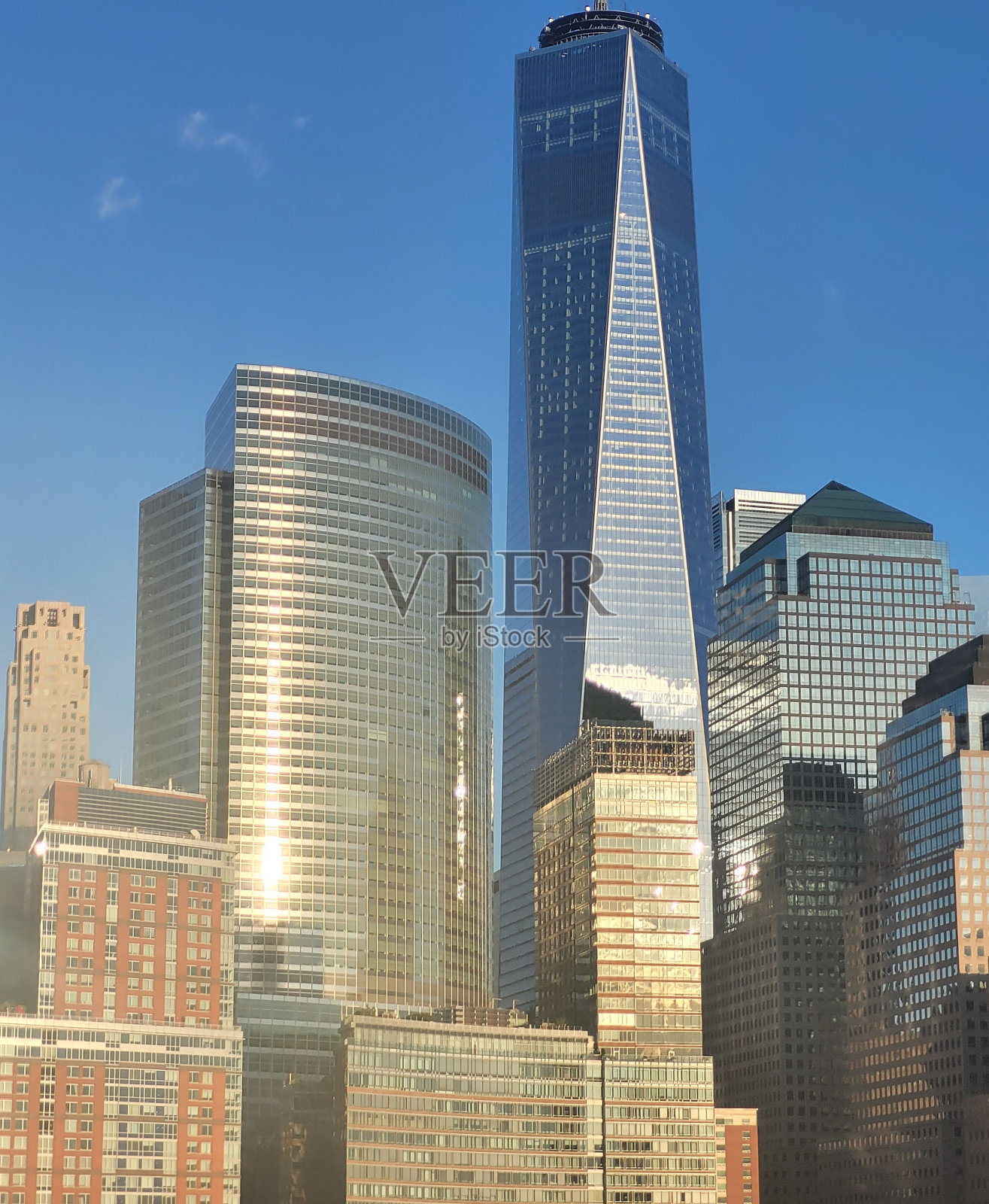 美国纽约曼哈顿南部，在夕阳的照耀下，摩天大楼的外立面闪闪发光照片摄影图片