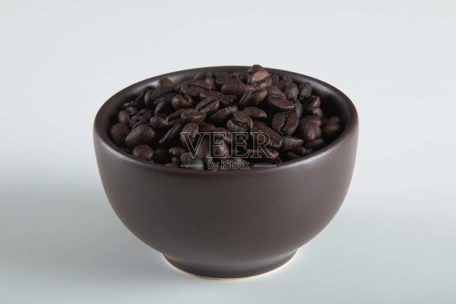 白底碗里的咖啡豆照片摄影图片