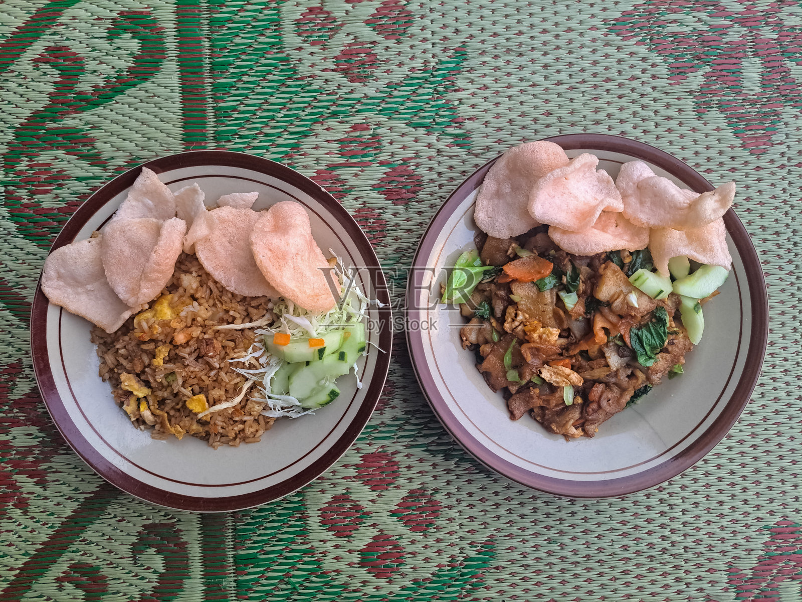 炒饭和炒白菜。Nasi Goreng Dan CapCay Goreng。食品菜单。前视图。照片摄影图片