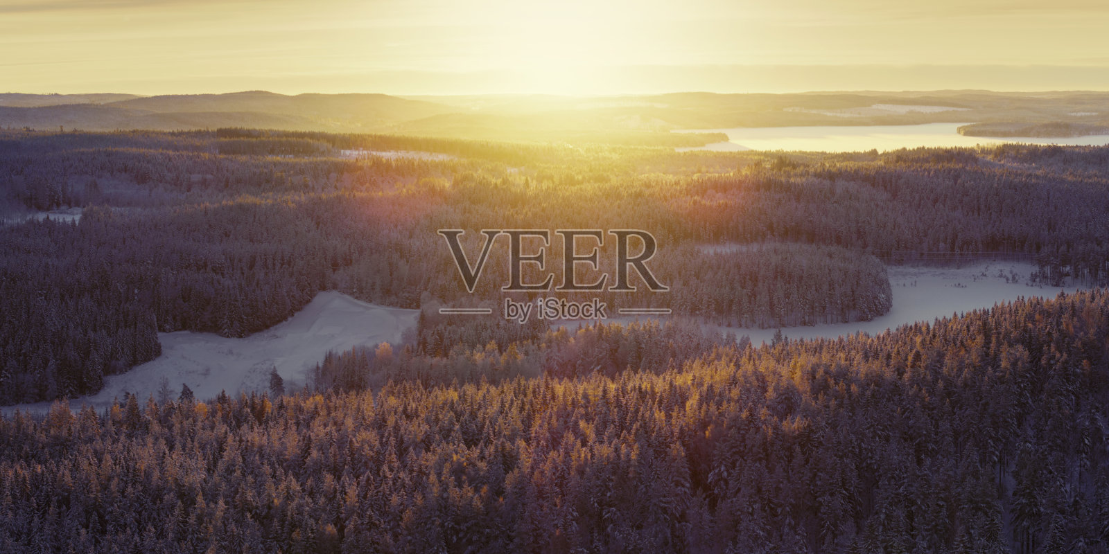 太阳在北欧冬季的地平线上冉冉升起照片摄影图片