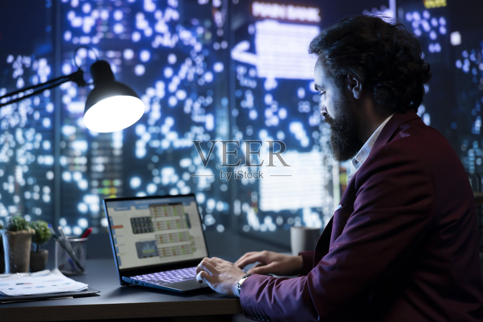 总经理在线查看成本和机会数据照片摄影图片