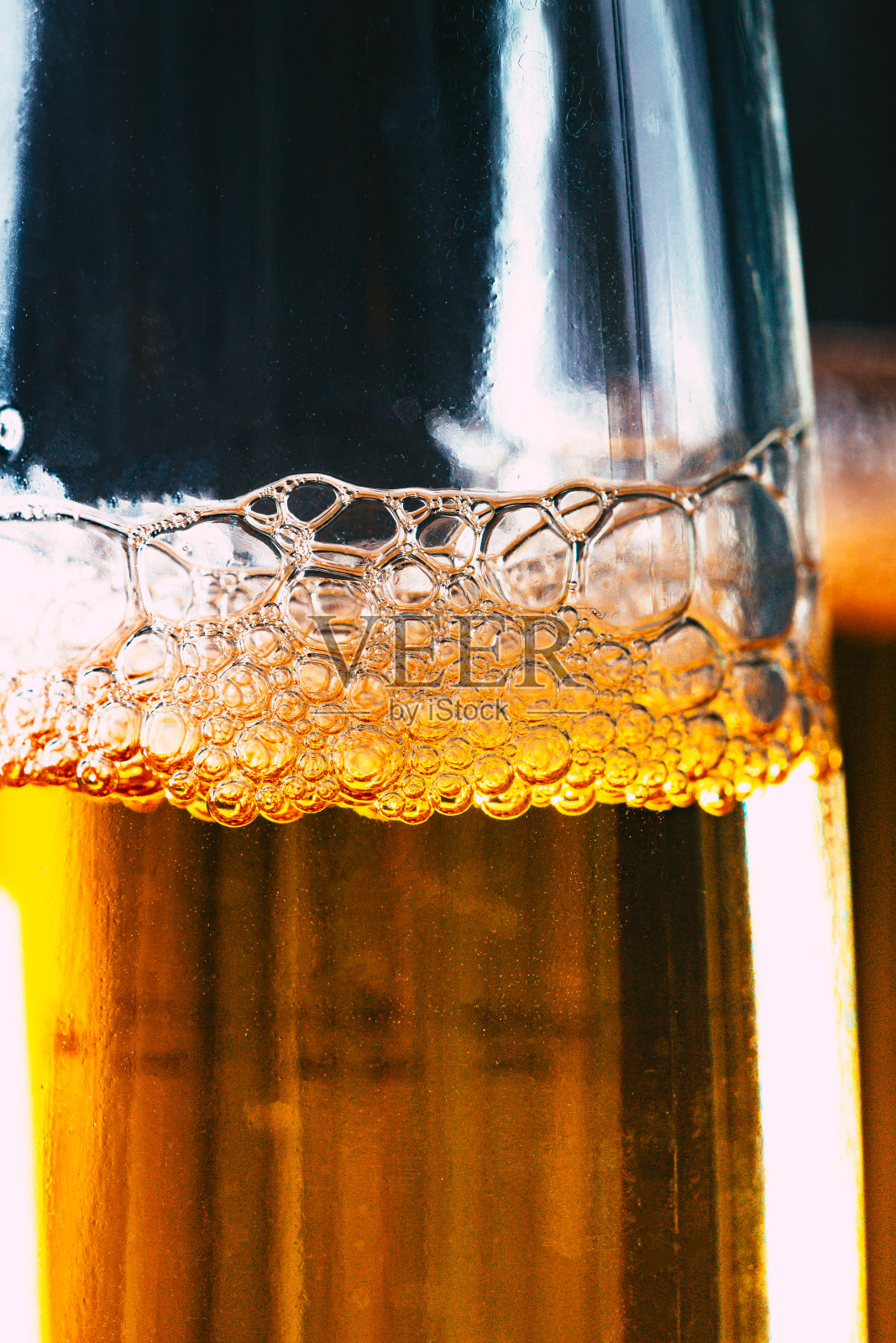 一瓶大啤酒中的气泡宏观特写照片摄影图片