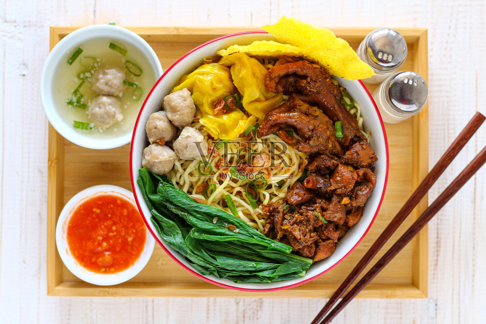 鸡肉面。配上蔬菜、肉丸和鸡肉。照片摄影图片