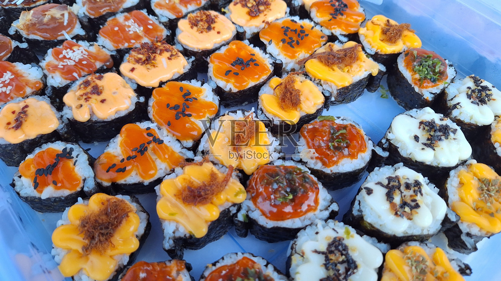 美味的韩式烤肉午餐盒，配上各种配料照片摄影图片