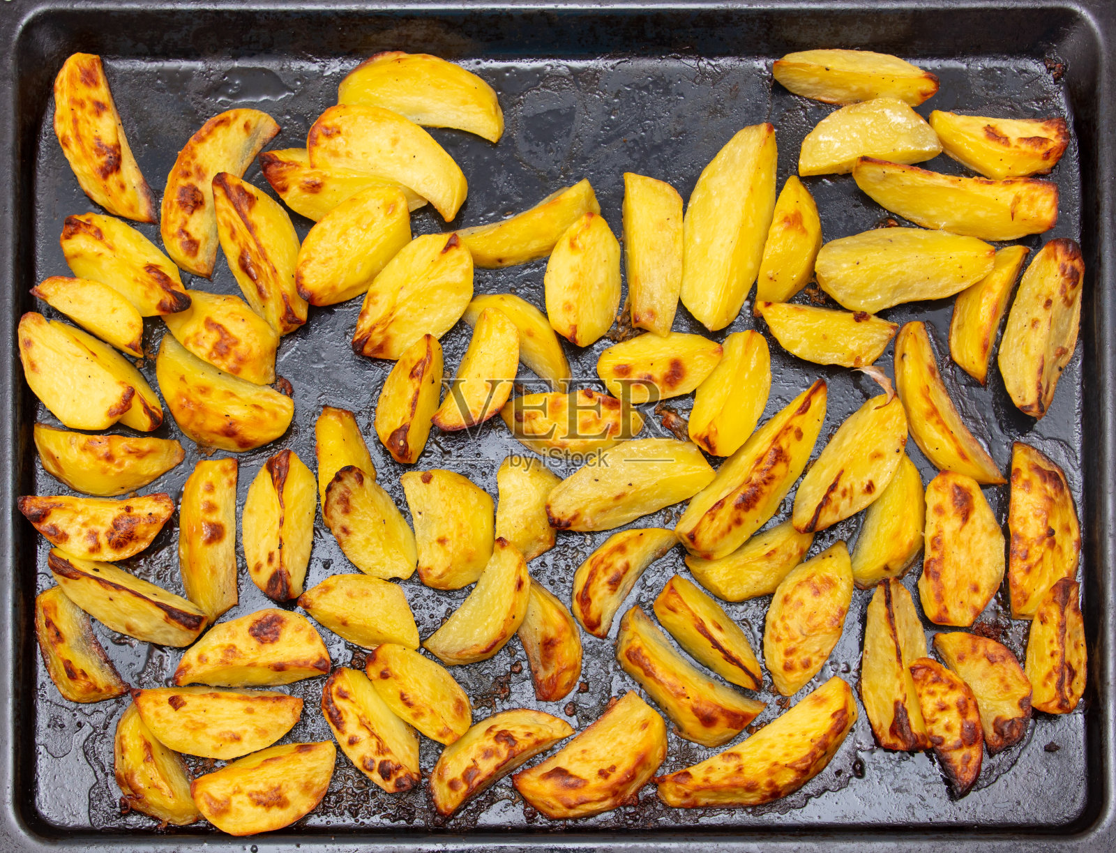 在烤箱里烤土豆做背景。照片摄影图片