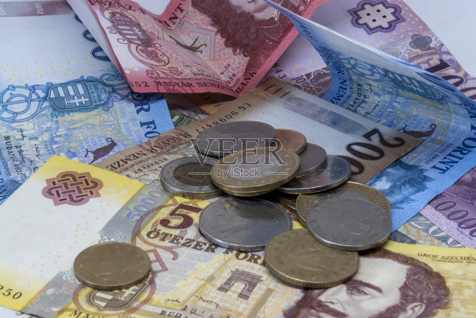 桌子上的匈牙利钞票和硬币照片摄影图片