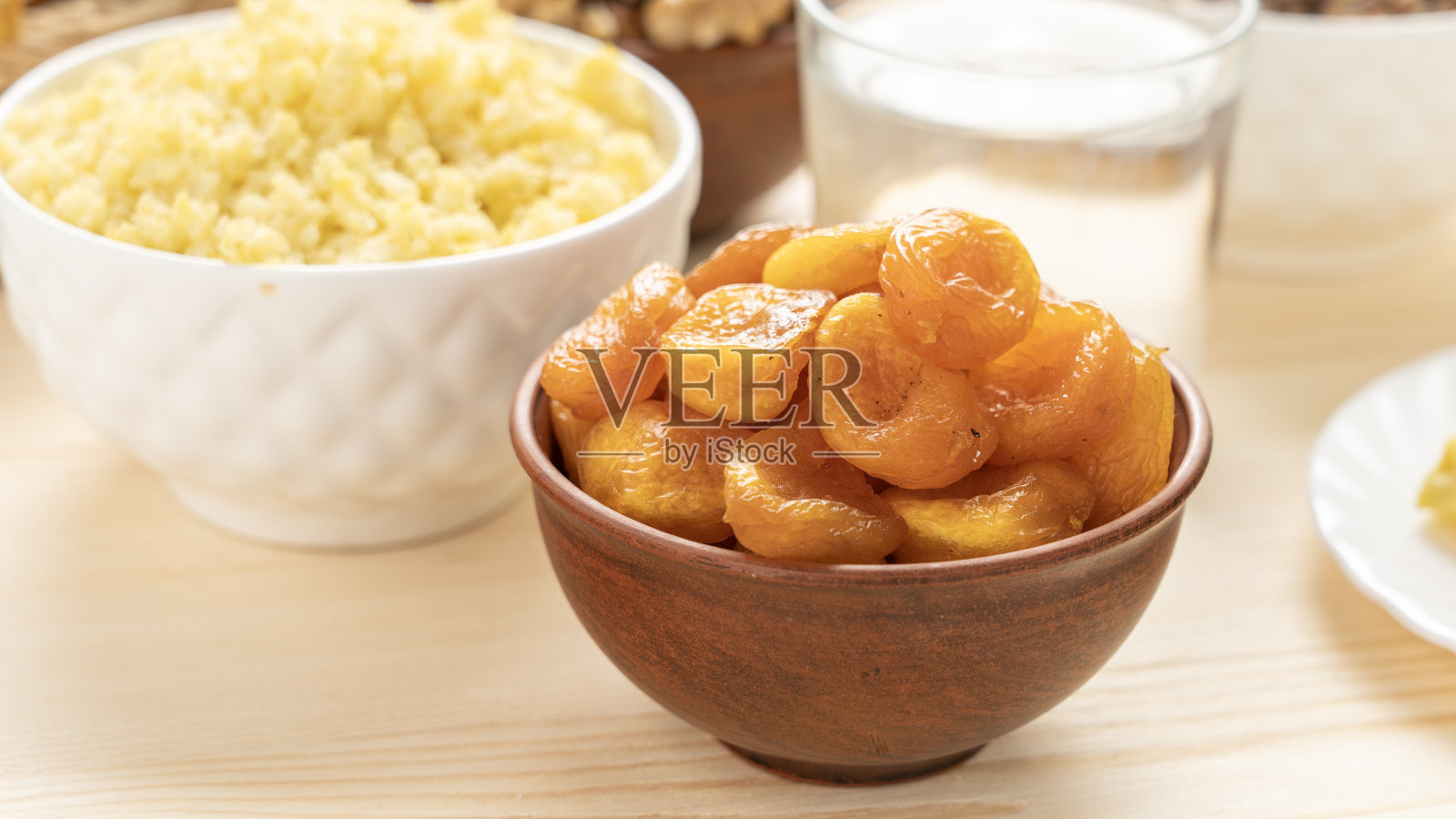 泥杯杏干，健康健康的理念食品照片摄影图片