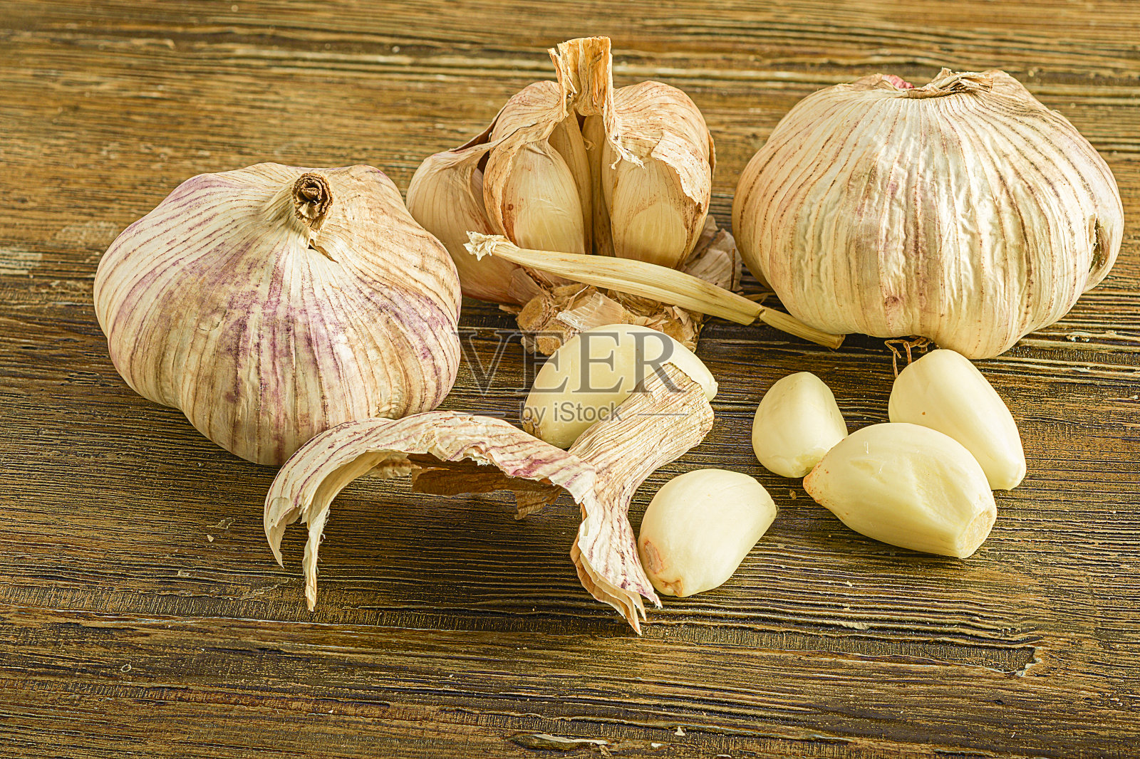 自制烹饪必备食材：老木头上的大蒜照片摄影图片