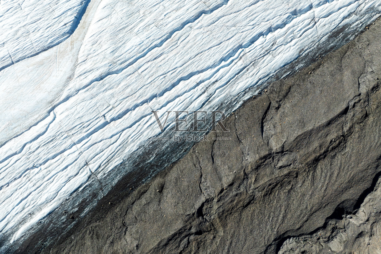 冰碛的景色。冰川和岩石。从空中看风景。冰碛上的河流。无人机拍摄的风景。加拿大阿尔伯塔省。照片摄影图片