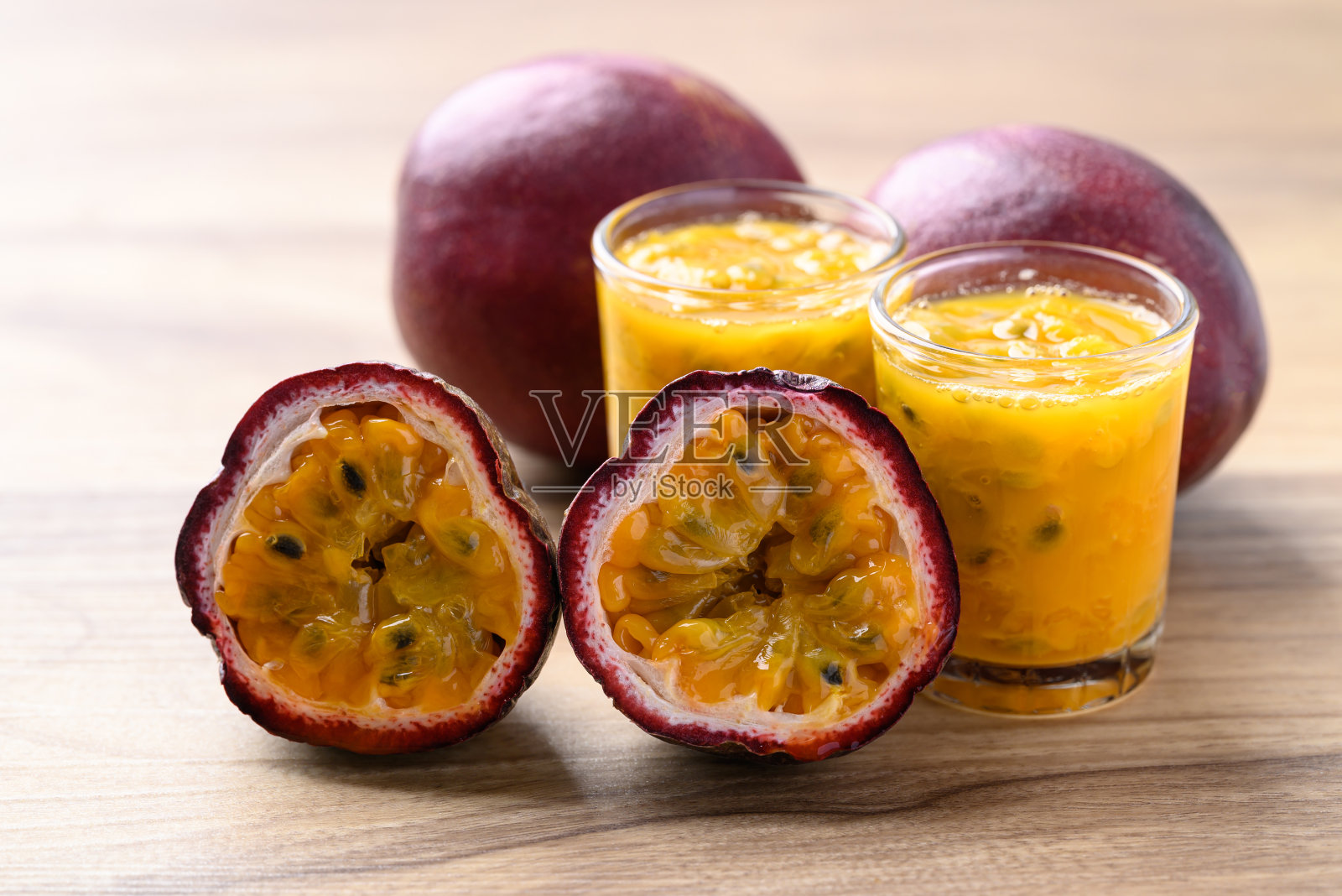 木背景上的百香果和果汁照片摄影图片