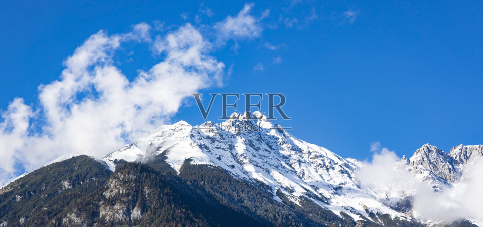 以高山为背景，以高山白雪皑皑的山峰景为旗山照片摄影图片