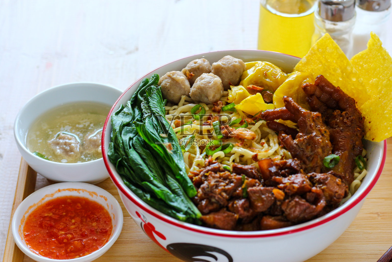 鸡肉面。配上蔬菜、肉丸和鸡肉。照片摄影图片