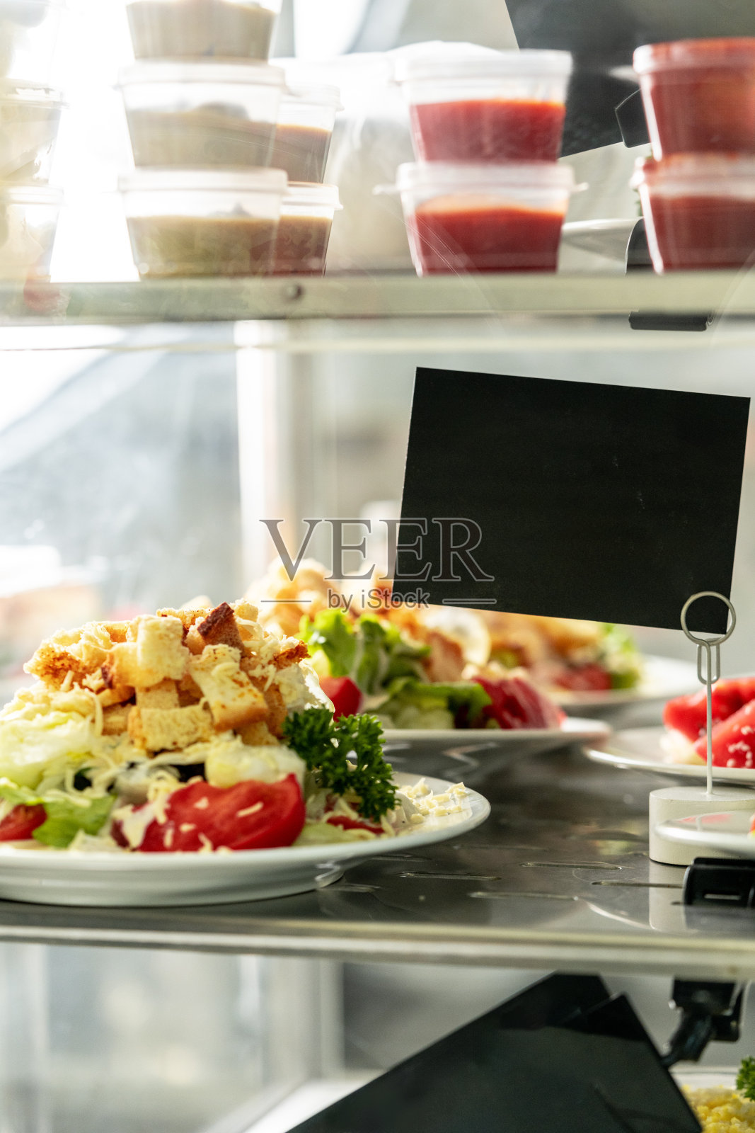 在餐厅或自助餐厅与沙拉一起展示照片摄影图片