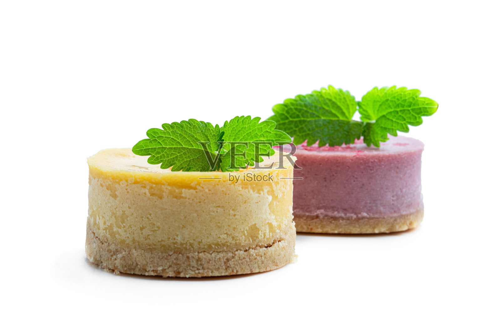 迷你柠檬和浆果芝士蛋糕隔离在白色照片摄影图片